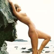 Marisa Papen nue à la plage