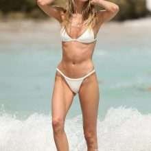 Martha Hunt dans un bikini blanc à Miami