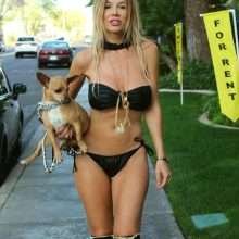 Nadeea Volianova promène son chien en bikini