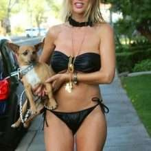 Nadeea Volianova promène son chien en bikini