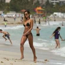 Natalia Borges dans une bikini noir à Los Angeles