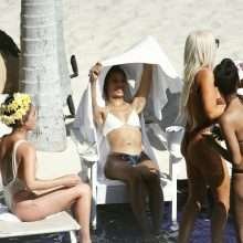 Shanina Shaik en bikini avec des copines