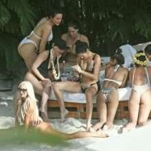 Shanina Shaik en bikini avec des copines