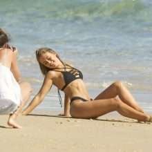 Stephanie Claire Smith en bikini