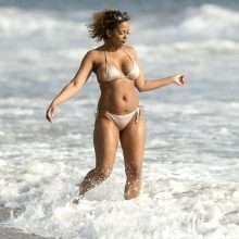 Sundy Carter, bikini et seins nus à Malibu