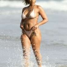 Sundy Carter, bikini et seins nus à Malibu