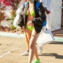 Charli XCX en bikini à Coachella