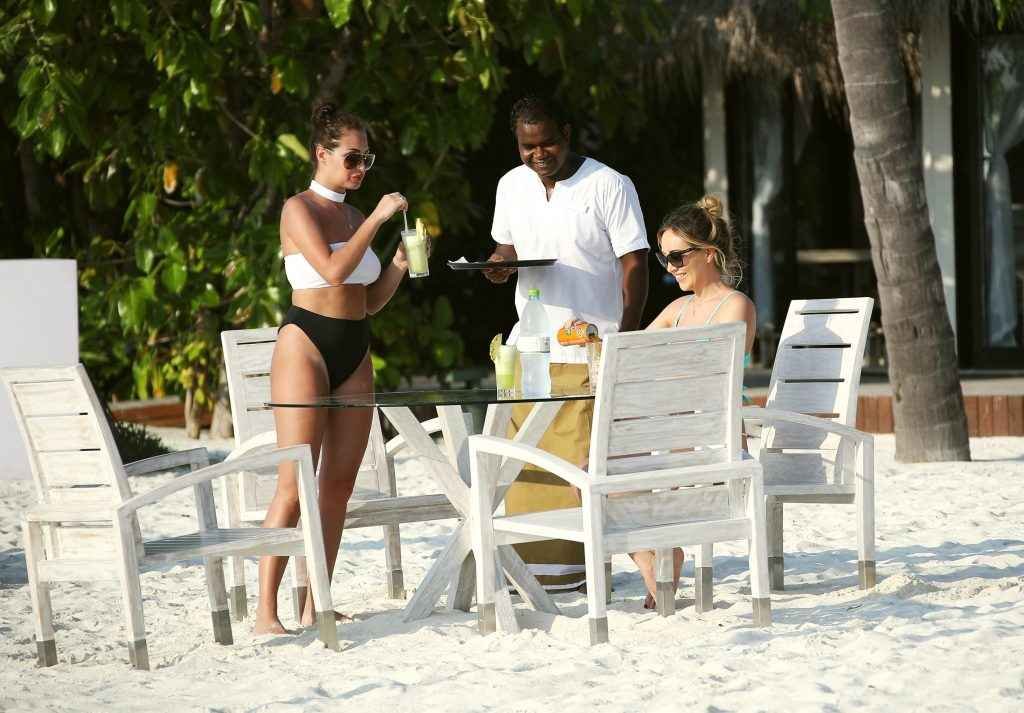 Chloe et Lauryn Goodman en bikini aux Maldives