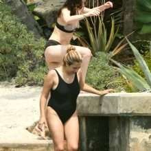 Dakota Johnson dans un bikini noir à Hawaii