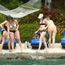 Dakota Johnson dans un bikini noir à Hawaii