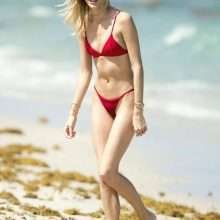 Devon Windsor dans un bikini rouge