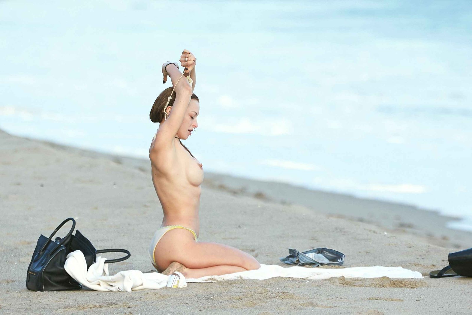 Francesca Eastwood, seins nus et bikini