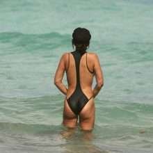 Jackie Cruz en maillot de bain à Miami Beach