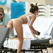 Jocelyn dans un bikini blanc à Miami