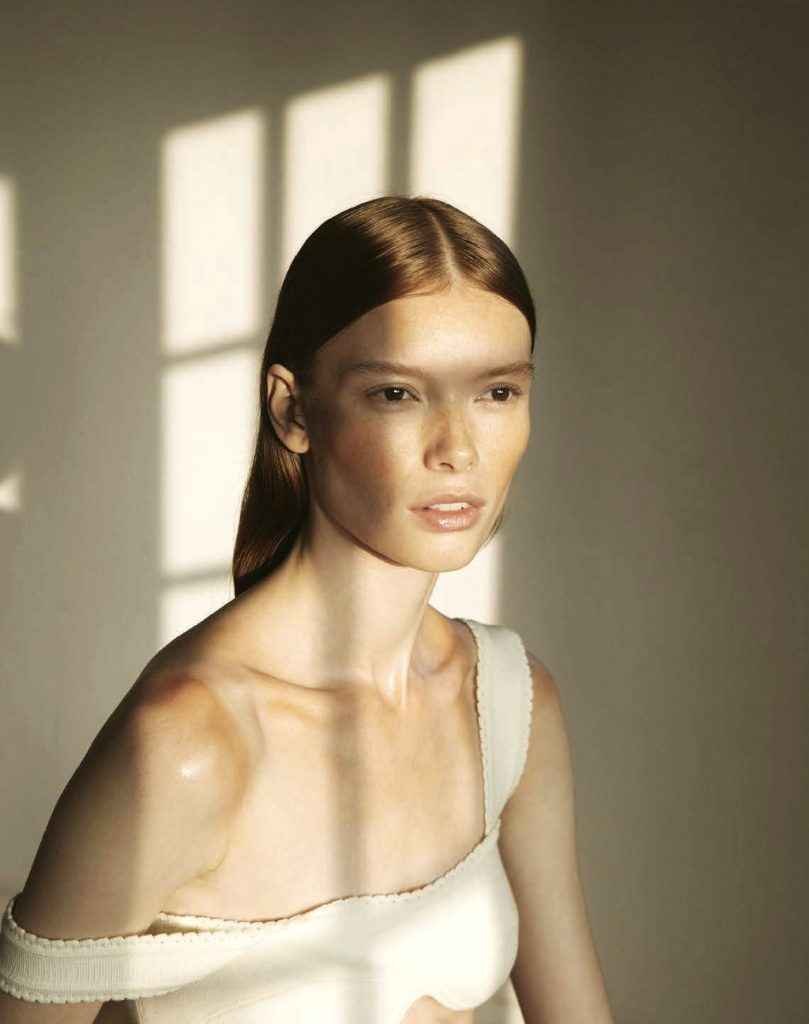 Julia Hafstrom seins nus dans Vogue