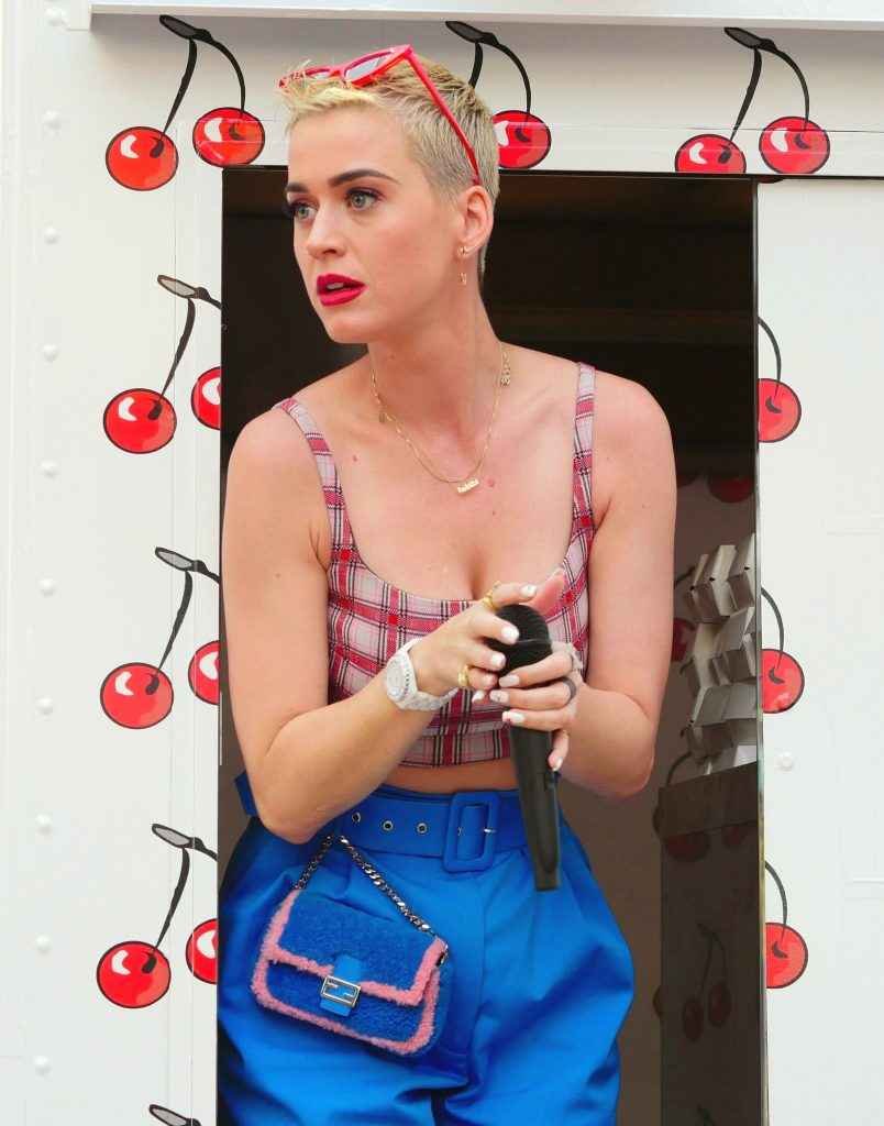 Katy Perry arbore un sérieux décolleté