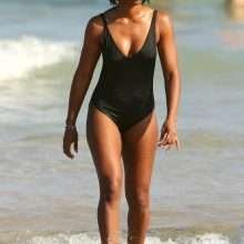 Kelly Rowland dans un maillot de bain noir à Sidney