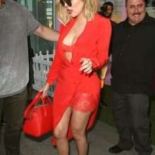 Khloé Kardashian exhibe son soutien-gorge à Los Angeles