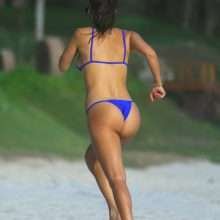 Kourtney Kardashian dans un bikini bleu