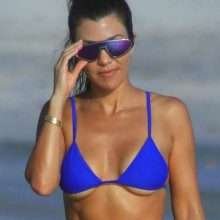 Kourtney Kardashian dans un bikini bleu