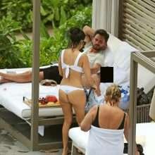 Kourtney Kardashian dans un bikini blanc à Hawaii