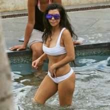 Kourtney Kardashian dans un bikini blanc à Hawaii