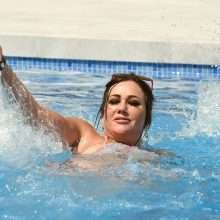 Lisa Appleton exhibe encore ses gros seins en Espagne