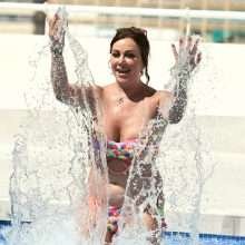 Lisa Appleton exhibe encore ses gros seins en Espagne
