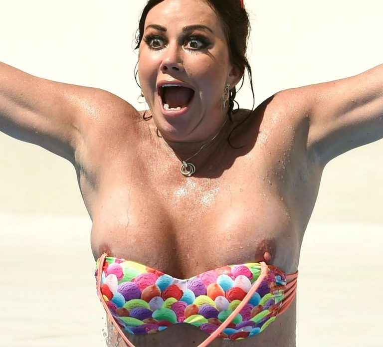 Lisa Appleton exhibe encore ses gros seins en Espagne