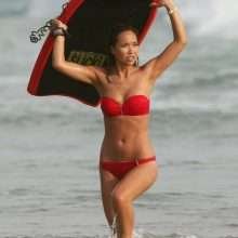 Myleene Klass dans un bikini rouge au Sri Lanka