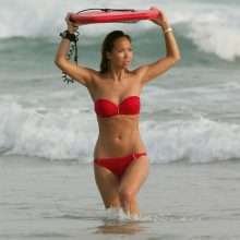 Myleene Klass dans un bikini rouge au Sri Lanka