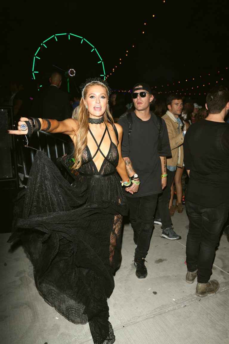 Paris Hilton seins nus par transparence