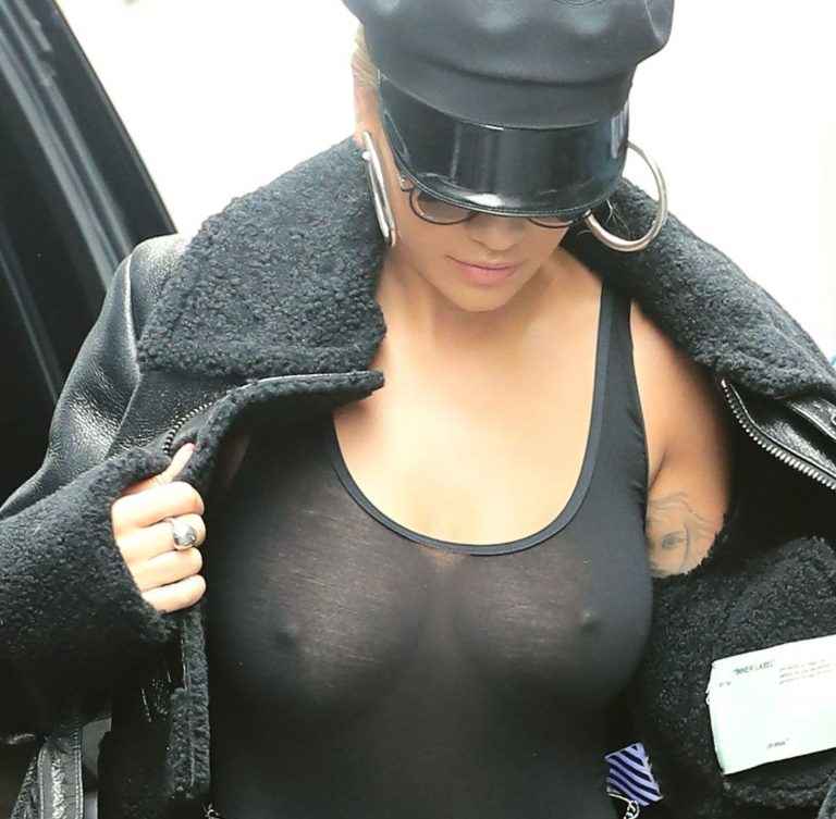 Rita Ora n’a pas mis de soutien-gorge