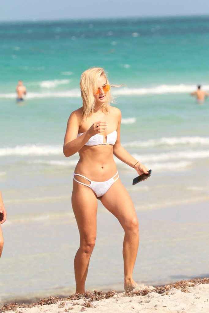 Selena Weber dans un bikini blanc