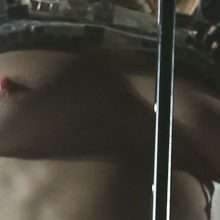 Tove Lo exhibe ses seins nus à Coachella