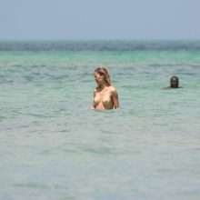 Victoria Bonya nue à la plage