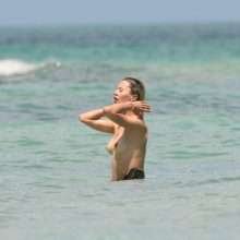 Victoria Bonya nue à la plage