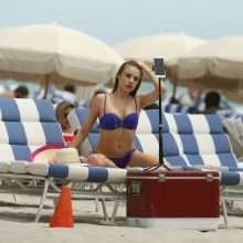 Xenia Tchoumitcheva en bikini à Miami Beach