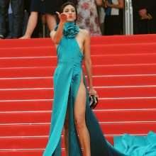 Abigail Lopez exhibe un sein et ses fesses à Cannes