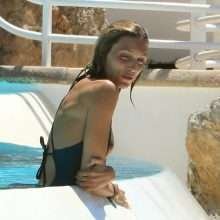 Anja Rubik en maillot de bain exhibe un sein nu