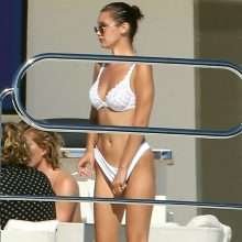 Bella Hadid en bikini à Cannes