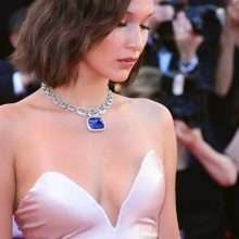 Sous la jupe de Bella Hadid au 70eme Festival de Cannes