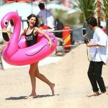 Bianca Balti, seins nus et maillot de bain à Cannes