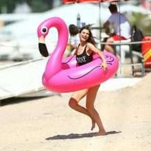 Bianca Balti, seins nus et maillot de bain à Cannes