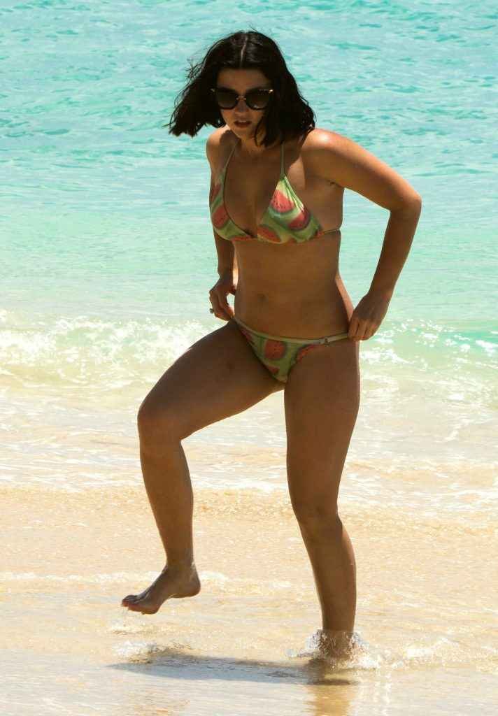 Catherine Harding en bikini à La Barbade