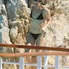 Charlotte Gainsbourg en bikini avec un téton à l'air
