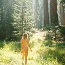 Cora Keegan nue au Parc National du Séquoia