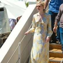 Elle Fanning sans soutien-gorge dans les rues de Cannes