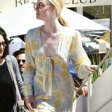 Elle Fanning sans soutien-gorge dans les rues de Cannes