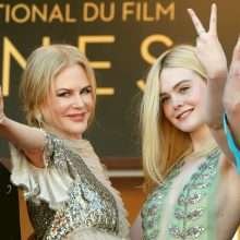 Elle Fanning monte les marches du Festival de Cannes